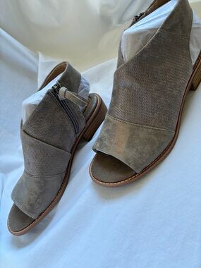 Sofft Neutral Taupe Peep-Toe Ankle Sandals